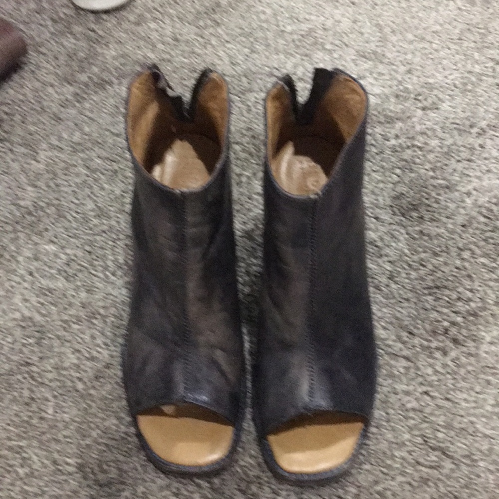 Bed Stu size 8